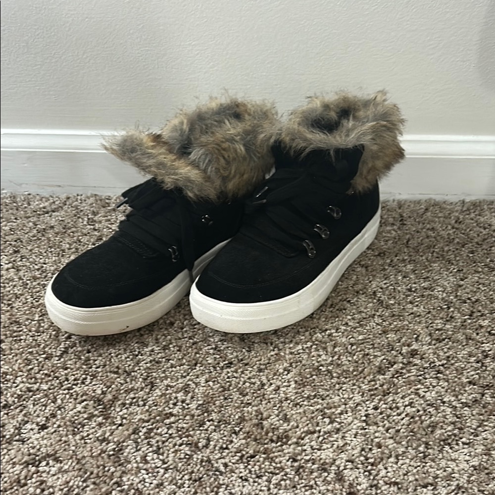 SODA Women's Black and Tan Fur-Lined Sneakers
